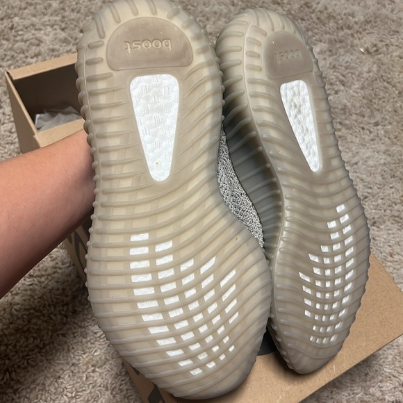 Authentic Yeezy 350 v2 - Picture 3 of 5